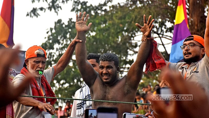 চট্টগ্রামের লালদীঘি মাঠে শনিবার জব্বারের বলী খেলায় রাশেদকে হারিয়ে টানা তৃতীয়বারের মতো চ্যাম্পিয়ন হন শরীফ, যিনি বাঘা শরীফ নামেও পরিচিত। ছবি: সুমন বাবু