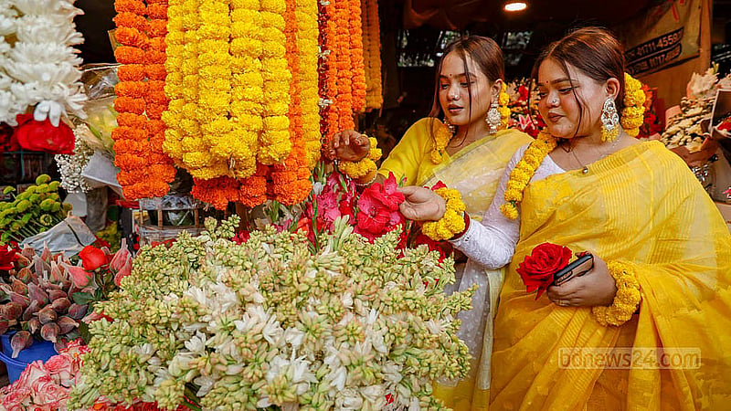 বাসন্তী সাজে সাজতে রাজধানীর শাহবাগে দোকান ঘুরে ঘুরে বৃহস্পতিবার নারীরা পছন্দের ফুল খুঁজছেন। ছবি: মাহমুদ জামান অভি