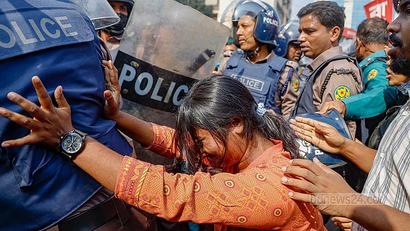 বন্দর পরিচালনার দায়িত্ব বিদেশি অপারেটরদের দেওয়ার প্রতিবাদে বাম গণতান্ত্রিক জোট প্রধান উপদেষ্টার বাসভবন যমুনা অভিমুখে বৃহস্পতিবার মিছিল বের করে। কাকরাইল মোড়ে পৌঁছালে তাদের বাধা দেয় পুলিশ; এসময় পুলিশের সঙ্গে নেতাকর্মীদের ধস্তাধস্তি হয়