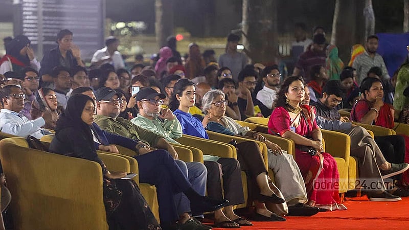 রাজধানীর কেন্দ্রীয় শহীদ মিনার প্রাঙ্গণে সোমবার সংস্কৃতি বিষয়ক মন্ত্রণালয় আয়োজিত জুলাই গণঅভ্যুত্থান স্মরণ-২০২৫ এ অতিথিরা। ছবি: আব্দুল্লাহ আল মমীন