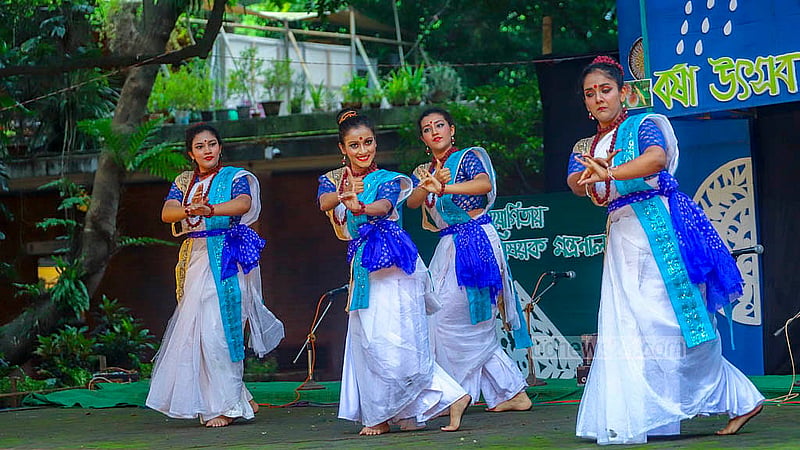 আষাঢ়ের প্রথম দিন রোববার ঢাকা বিশ্ববিদ্যালয়ের চারুকলা অনুষদের বকুলতলায় বর্ষা উৎসবে নৃত্যরত শিল্পীরা।  ছবি: আব্দুল্লাহ আল মমীন