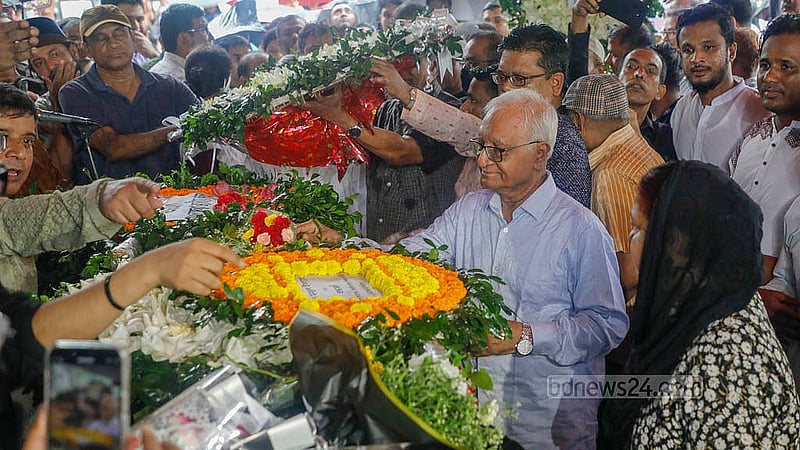 কেন্দ্রীয় শহীদ মিনার প্রাঙ্গণে শনিবার সাহিত্যিক সৈয়দ মনজুরুল ইসলামের প্রতি শ্রদ্ধা জানান এমিরেটাস অধ্যাপক সিরাজুল ইসলাম চৌধুরী।  ছবি: আব্দুল্লাহ আল মমীন