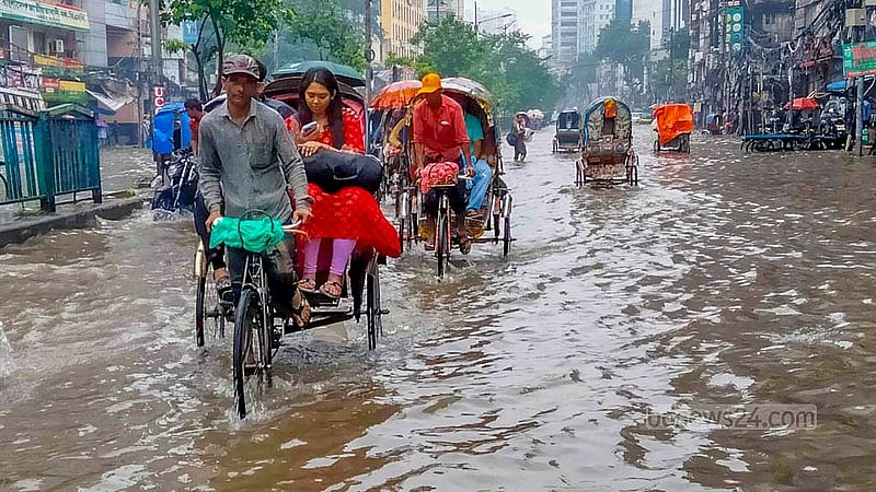 ঢাকার পল্টন এলাকায় সড়ক তলিয়ে গেছে বৃষ্টির পানিতে। একটানা বৃষ্টি হলেই সৃষ্ট হয় জলাবদ্ধতা, সড়কের পানিও নামে না সহজে।