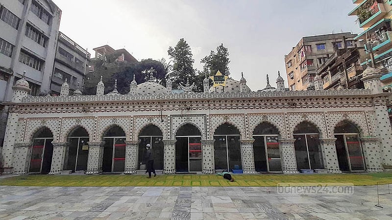 পুরান ঢাকার আরমানিটোলার আবুল খয়রাত সড়কে অবস্থিত তারা মসজিদ, যেটি নির্মিত করা হয় আঠারো শতকে