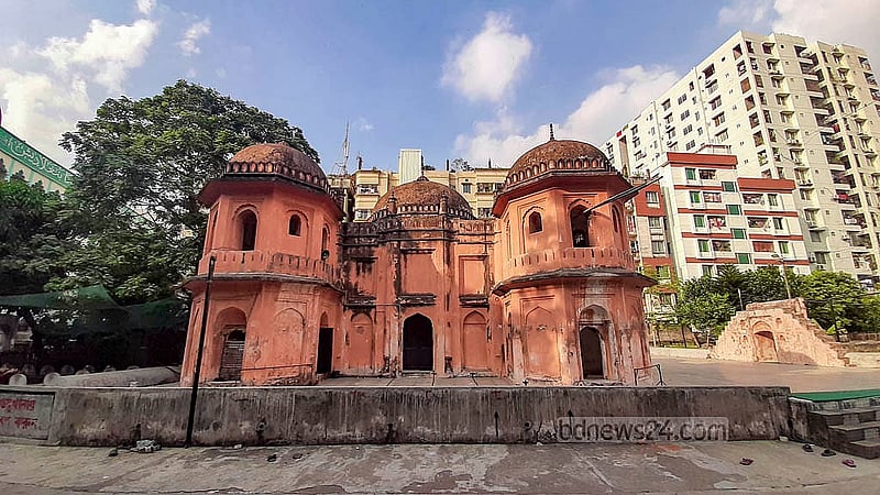 মুঘল আমলের সাক্ষ্য বহন করা ঐতিহাসিক এই সাত গম্বুজ মসজিদ সংরক্ষণের দায়িত্বে রয়েছে সরকারের প্রত্নতত্ত্ব বিভাগ। ছবি: আব্দুল্লাহ আল মমীন