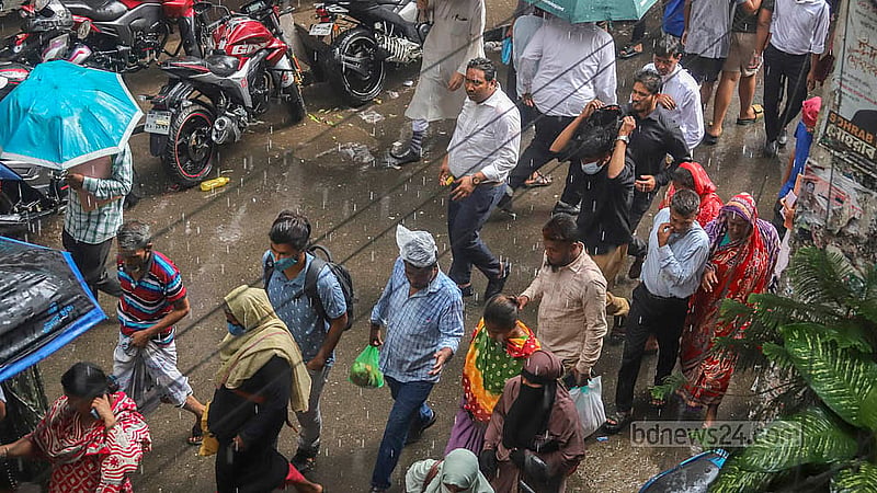 ঢাকার মুখ্য মহানগর হাকিম আদালতে বুধবার বৃষ্টির মধ্যে ভোগান্তিতে পড়েন মানুষেরা