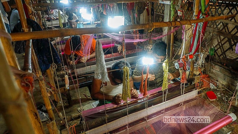 ঈদ সামনে রেখে তাঁতিদের ব্যস্ততা বেড়েছে নারায়ণগঞ্জের রূপগঞ্জের জামদানি পল্লিতে