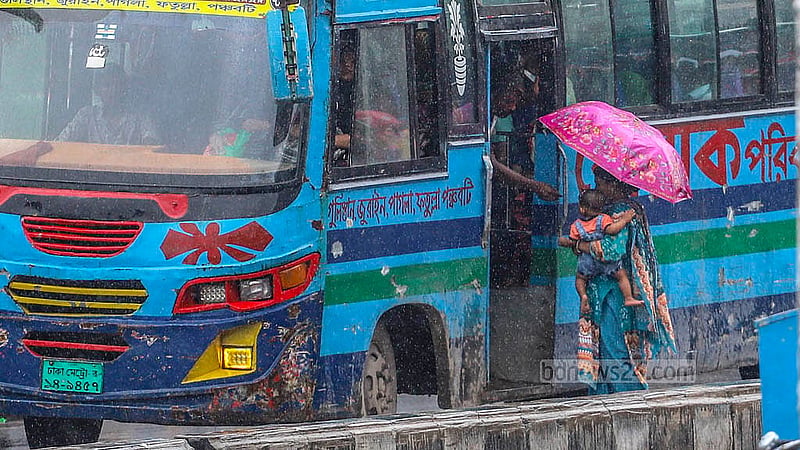 রাজধানীতে মঙ্গলবার সকাল থেকেই কখনো ঝিরিঝিরি, আবার কখনো হয় ঝুম বৃষ্টি। এতে গরম থেকে স্বস্তি মিললেও ভোগান্তিতে পড়েন বাইরে বের হওয়া মানুষজন। দোলাইপাড় এলাকা থেকে তোলা। ছবি: আব্দুল্লাহ আল মমীন