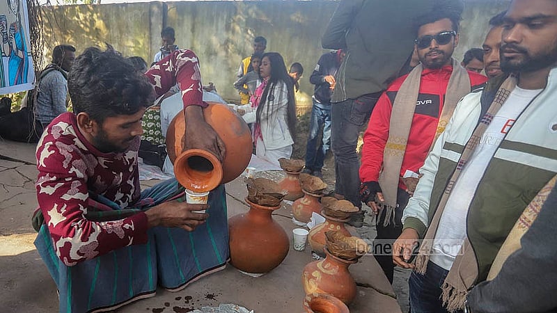 ঢাকার ডেমরায় বালু নদীর পাড়ে সুধারাম বাউলের আশ্রমে শুক্রবার সকালে বসে খেজুর রসের মেলা। ছবি: আব্দুল্লাহ আল মমীন