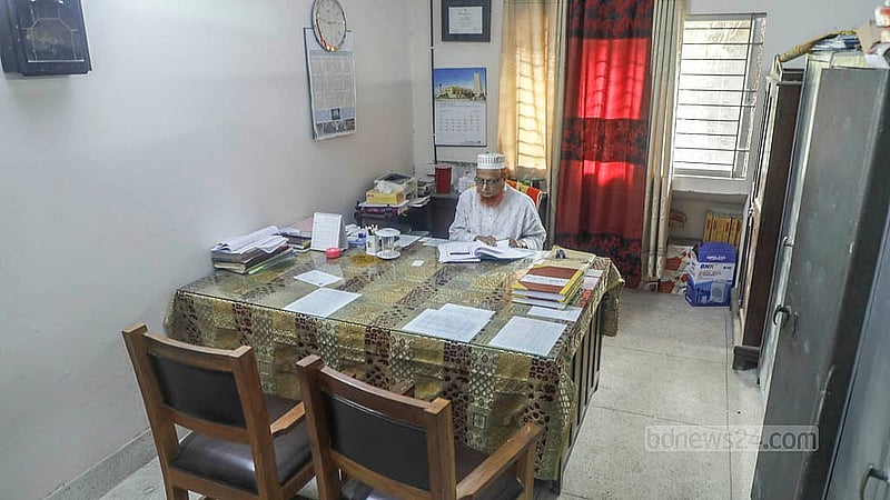 চার দাবি আদায়ে শিক্ষকরা কর্মবিরতিতে থাকলেও ঢাকা গভ. মুসলিম হাই স্কুলে উপস্থিত ছিলেন সহকারী প্রধান শিক্ষক এ বি এম ছাইফুদ্দীন। ছবি: আব্দুল্লাহ আল মমীন