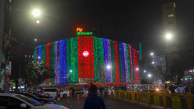 বিজয় দিবস উপলক্ষে বিভিন্ন রঙের বাতিতে আলোকিত করা হয়েছে বিমান বাংলাদেশ ভবন।  ছবি: আব্দুল্লাহ আল মমীন
