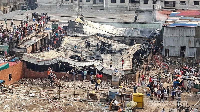 অগ্নিকাণ্ডে ধসে পড়েছে ঢাকার কেরাণীগঞ্জের কদমতলী এলাকার গ্যাসলাইটার কারখানা।