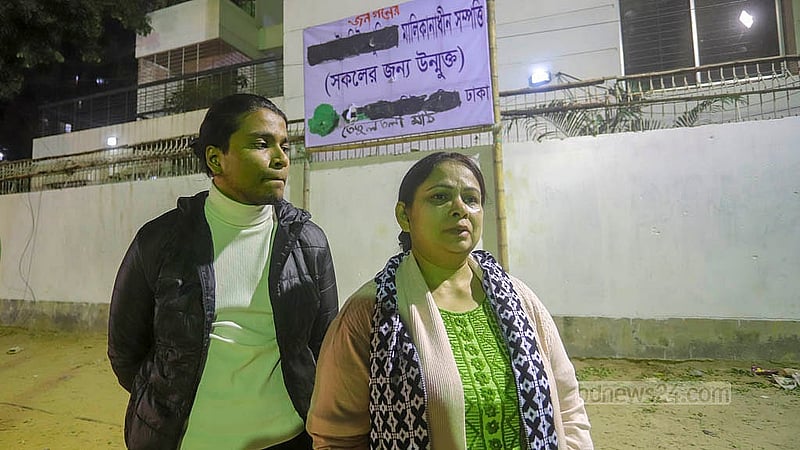 ঢাকার কলাবাগান তেঁতুলতলা মাঠ নিয়ে কথা বলছেন সংস্কৃতি কর্মী সৈয়দা রত্না ও তার ছেলে প্রিয়াংসু। ২০২২ সালে এই মাঠ রক্ষার্থে ফেইসবুক লাইভ করার পর তারা আটক হয়েছিলেন। ছবি: আব্দুল্লাহ আল মমীন