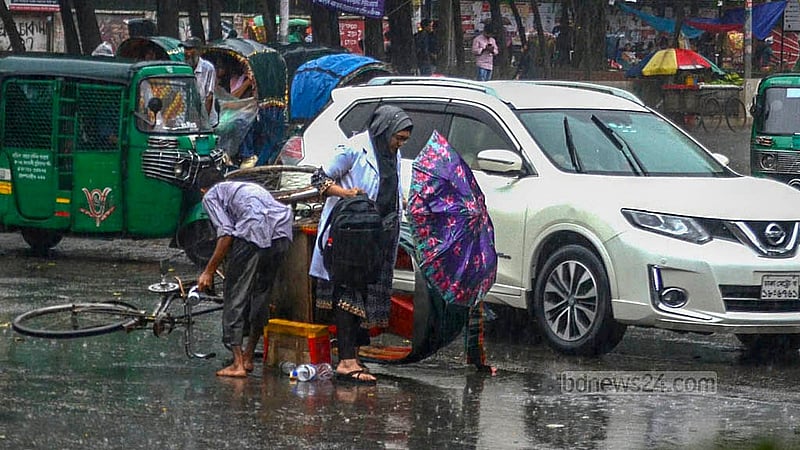 রাজধানীতে সোমবার দুপুরে মুষলধারে বৃষ্টির মধ্যে উল্টো পথে যাওয়ার সময় যাত্রী নিয়ে উল্টে যায় একটি রিকশা। ঢাকা বিশ্ববিদ্যালয় এলাকা থেকে তোলা।