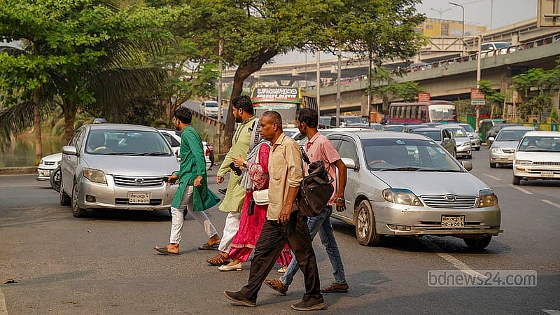 রাজধানীর কুড়িলে প্রগতি সরণিতে ফুটব্রিজ নেই। সড়কটি ঝুঁকি নিয়ে পার হচ্ছেন পথচারীরা