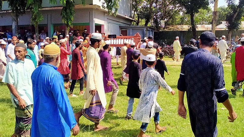 ১৬ জুলাই ২০২৪: পুলিশ ও ছাত্রলীগের সঙ্গে সংঘর্ষের মধ্যে গুলিতে নিহত হন বেগম রোকেয়া বিশ্ববিদ্যালয়ের শিক্ষার্থী আবু সাঈদ। তার মৃত্যু ছড়িয়ে দেয় দ্রোহের আগুন।