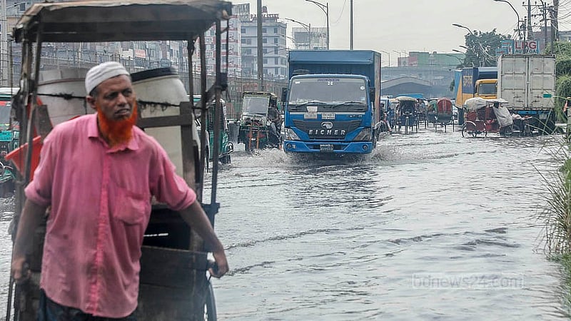 ঢাকা-চট্টগ্রাম মহাসড়কে জলাবদ্ধতার কারণে সোমবার যানবাহন চলাচলে বিঘ্নিত হয়েছে। দুপুরে যাত্রাবাড়ীর কুতুবখালী এলাকায় দেখা দেয় এ জলাবদ্ধতা। ছবি: আব্দুল্লাহ আল মমীন