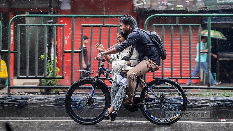 রাজধানীতে বুধবার দুপুরের এক পশলা বৃষ্টি উপভোগ করেন তরুণ-তরুণী। সাইকেলে চড়ে বৃষ্টির মধ্যেই তারা গন্তব্যে ছোটেন। পুরান ঢাকার নর্থ সাউথ রোড থেকে তোলা