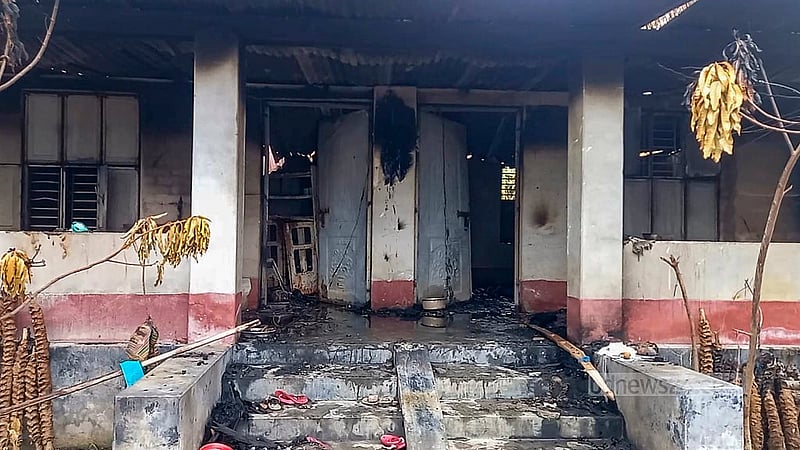 এক বিএনপি নেতা খুনের ঘটনায় যশোরের অভয়নগরের মশিহাটীর বাড়েদা পাড়ায় মতুয়া সম্প্রদায়ের বাড়িঘর আগুন দিয়ে পুড়িয়ে দেওয়া হয়েছে। গ্রামটিতে নৃশংসতার চিহ্ন বহন করছে পোড়া ঘরগুলো।