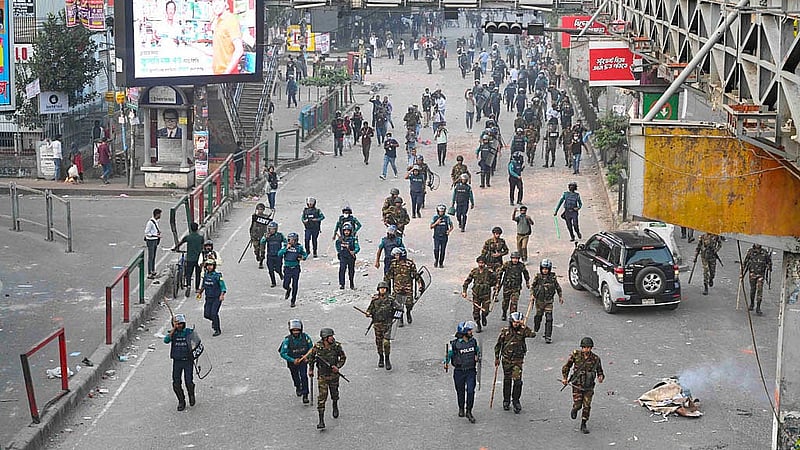 ঢাকা ও সিটি কলেজের শিক্ষার্থীদের মধ্যে সংঘর্ষ নিয়ন্ত্রণে আনতে বুধবার সায়েন্স ল্যাবরেটরি মোড়ে অবস্থান নেন আইনশৃঙ্খরা বাহিনীর সদস্যরা। এসময় দুই কলেজের শিক্ষার্থীরা দুই দিকে অবস্থান নেন।