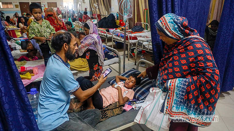 রাজধানীর মুগদা মেডিকেল কলেজ হাসপাতালে চিকিৎসা নিচ্ছে হামে আক্রান্ত শিশুরা