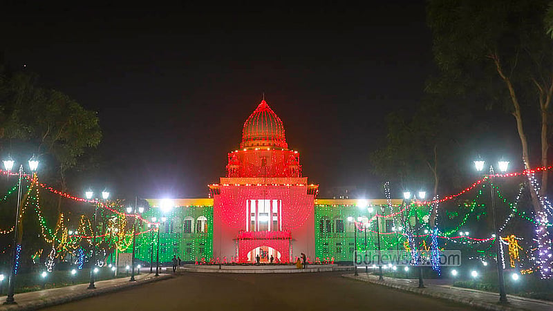 বিজয় দিবসের আগের রাতে লাল সবুজ আলোয় আলোকিত হাই কোট প্রাঙ্গণ। ছবি: আব্দুল্লাহ আল মমীন