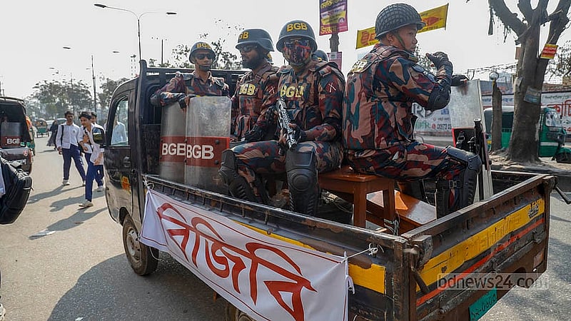 ত্রয়োদশ সংসদ নির্বাচন ও গণভোট উপলক্ষে নিয়মিত টহল দিচ্ছেন বিজিবি সদস্যরা।ছবি: মাহমুদ জামান অভি