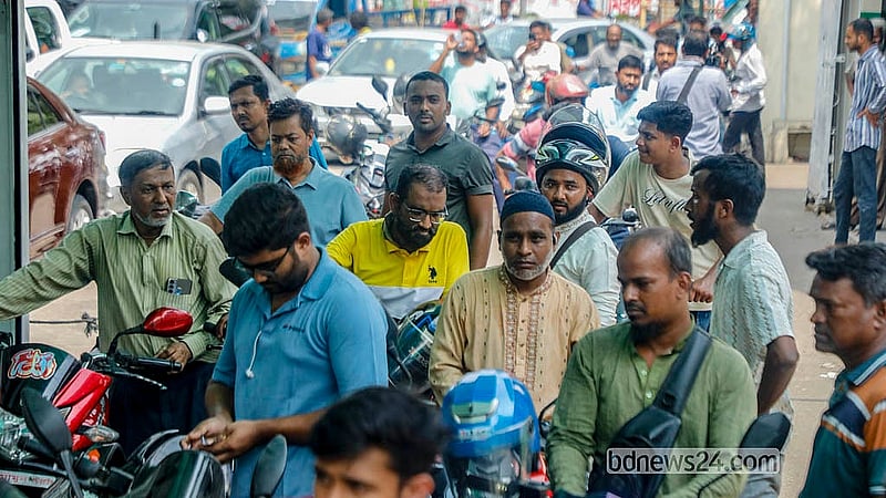 অনেকটা সময় লাইনে কাটানোর পর অবশেষে গাড়িতে তেল নেওয়ার সেই কাঙ্খিত মুহূর্ত এসে হাজির। রাজধানীর নীলক্ষেতের একটি ফিলিং স্টেশনের ছবি। ছবি: আব্দুল্লাহ আল মমীন