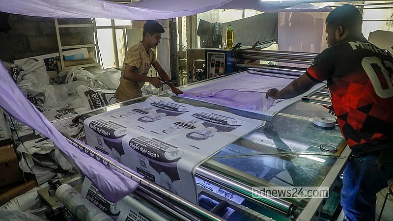 রাজধানীর ফকিরাপুল এলাকার একটি প্রিন্টিং প্রেসে কাপড়ের ব্যানার ও পোস্টার তৈরিতে ব্যস্ত সময় পার করছেন কারিগররা। ছবি: আব্দুল্লাহ আল মমীন