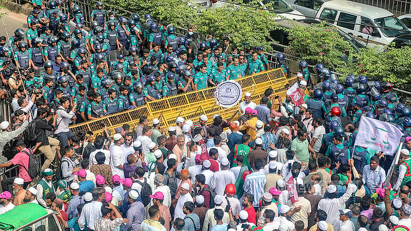 নভেম্বরে গণভোটসহ পাঁচ দাবিতে প্রধান উপদেষ্টাকে স্মারকলিপি দিতে যাওয়া ধর্মভিত্তিক ৮ দলের নেতাকর্মীকে বৃহস্পতিবার মৎস্য ভবন মোড়ে আটকে দেয় পুলিশ। ছবি: আব্দুল্লাহ আল মমীন