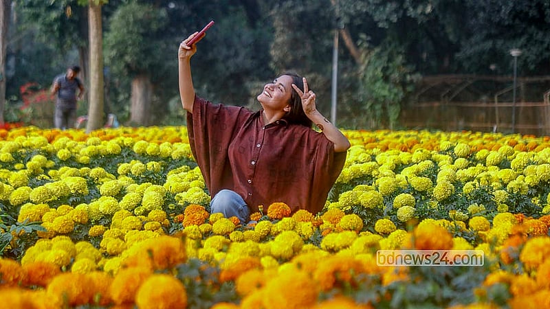 ফুল উৎসবে এসে ফুলের সঙ্গে