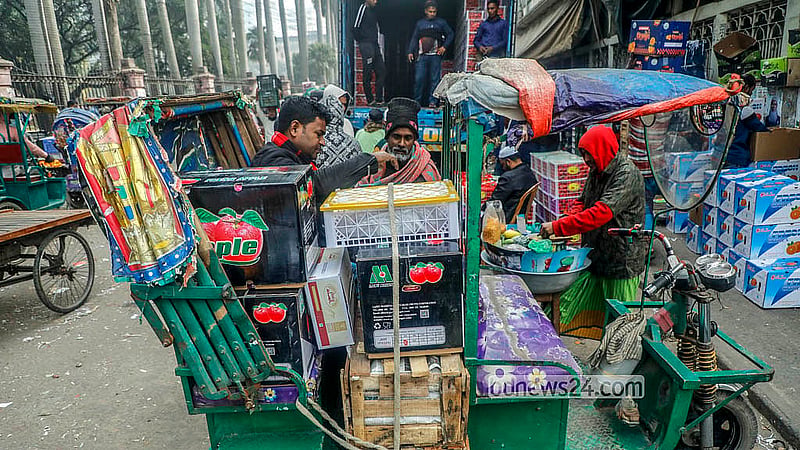 বাদামতলী আড়ত থেকে বিভিন্ন ফল কিনে অটোরিকশায় করে নিয়ে যাওয়া হয় যাত্রাবাড়ী এলাকায়