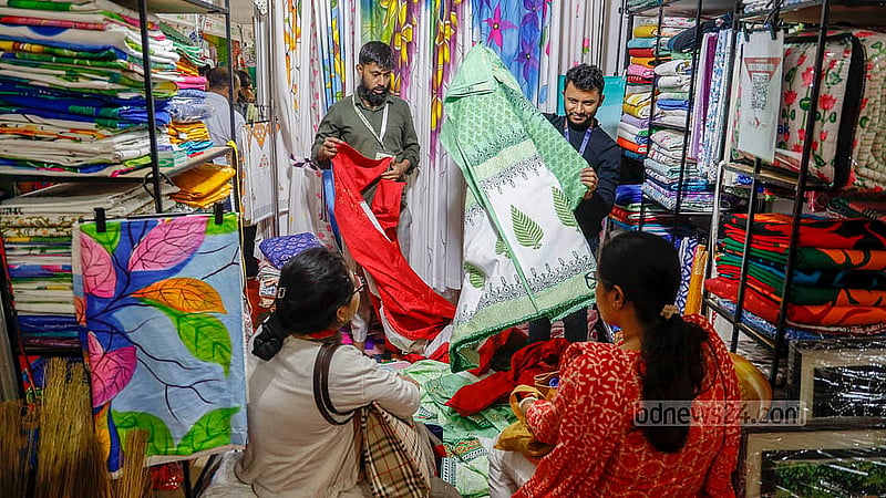 ঢাকার আগারগাঁওয়ের বাংলাদেশ-চীন মৈত্রী সম্মেলন কেন্দ্রে রোববার শুরু হওয়া এসএমই পণ্য মেলার একটি স্টলে প্রদর্শিত হচ্ছে বিভিন্ন পণ্য