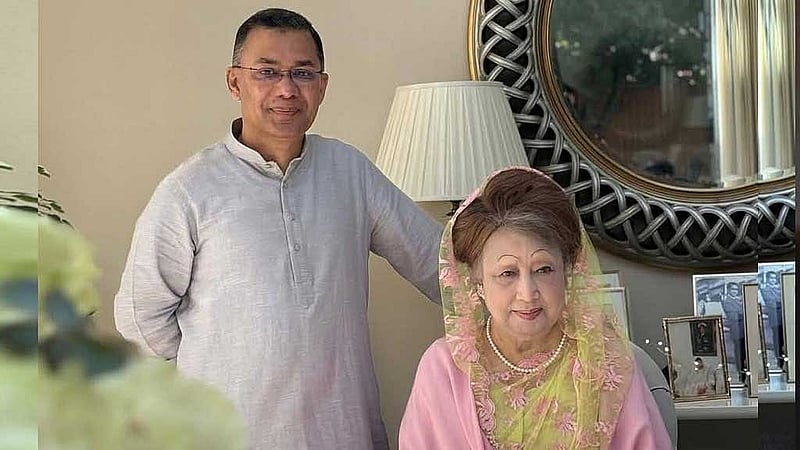খালেদা জিয়ার সঙ্গে তারেক রহমান। ফাইল ছবি