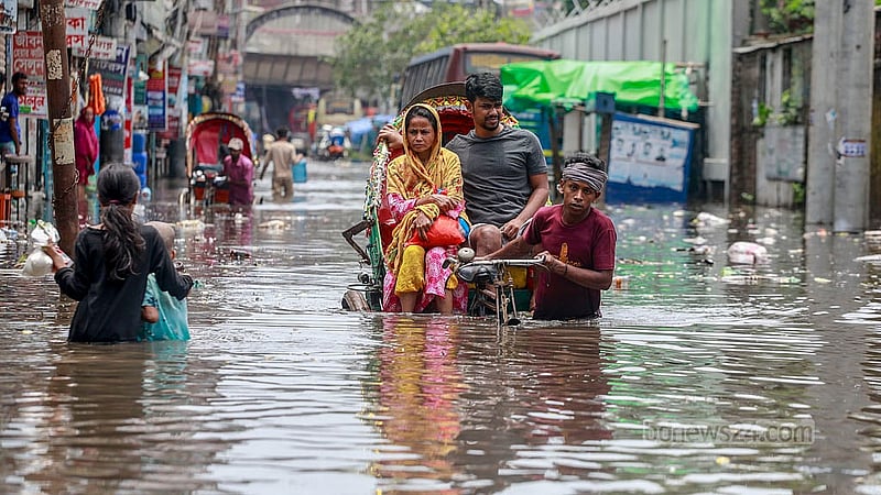 ২৮ মে ২০২৪: ঘূর্ণিঝড় রেমালের সঙ্গে বৃষ্টি চলে গেলেও ঢাকার সড়কে দেখা দেয় জলাবদ্ধতা। ফলে সকাল থেকে বাইরে বের হওয়া কর্মজীবী মানুষকে পড়তে হয় দুর্ভোগে। ঢাকার সায়েদাবাদে বাসস্ট্যান্ডের পাশে ডুবে যাওয়া সড়কে কোমরপানিতে রিকশায় চলাচল করেন এলাকাবাসী। ছবি: মোস্তাফিজুর রহমান
