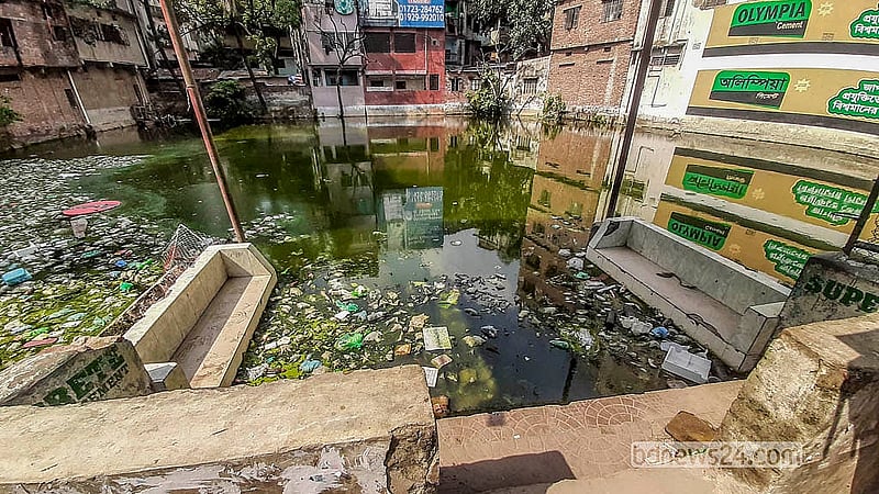 পুরান ঢাকার সিক্কাটুলি পুকুরে স্থানীয়রা কয়েক বছর আগেও গোসল করতেন। ময়লা-আবর্জনা জমে জলাধারটি এখন ব্যবহারের অনুপযোগী হয়ে পড়েছে