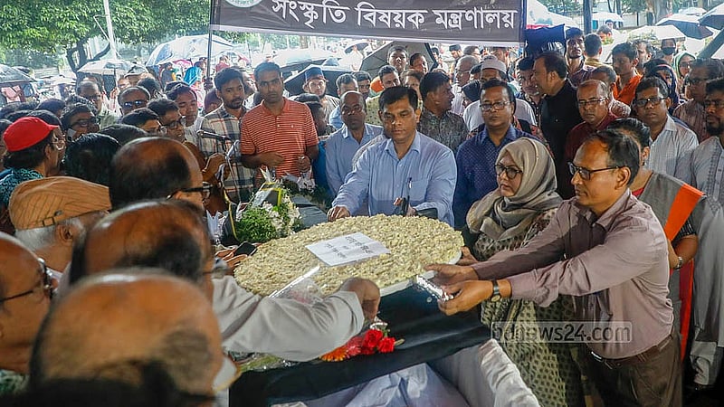 কেন্দ্রীয় শহীদ মিনার প্রাঙ্গণে শনিবার এমিরেটাস অধ্যাপক ও সাহিত্যিক সৈয়দ মনজুরুল ইসলামের প্রতি শ্রদ্ধা জানাতে আসে বিভিন্ন প্রতিষ্ঠান, দল ও সংগঠন।  ছবি: আব্দুল্লাহ আল মমীন