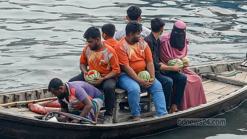 ওয়াইজঘাট ফলের আড়ত থেকে তরমুজ কিনে নিয়ে যাচ্ছেন অনেকেই ।  ছবি: আব্দুল্লাহ আল মমীন