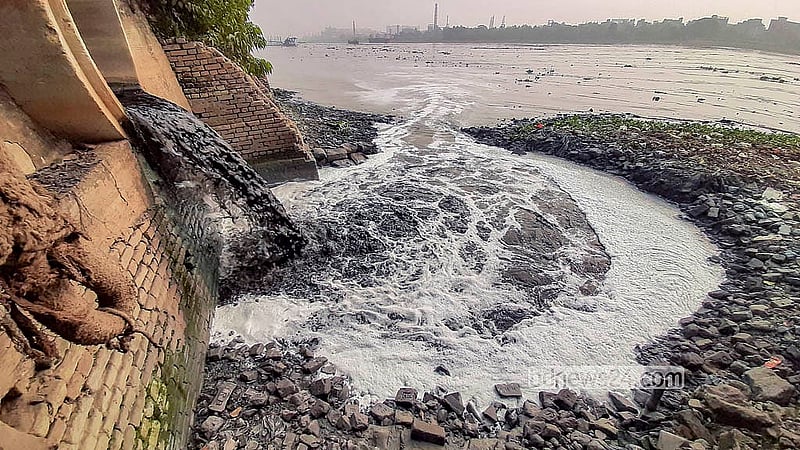 রাজধানীর শ্যামপুর, ধলেশ্বর গুদারাঘাটে বিভিন্ন কারখানার রাসায়নিক মিশ্রিত পানি মিশছে বুড়িগঙ্গায়