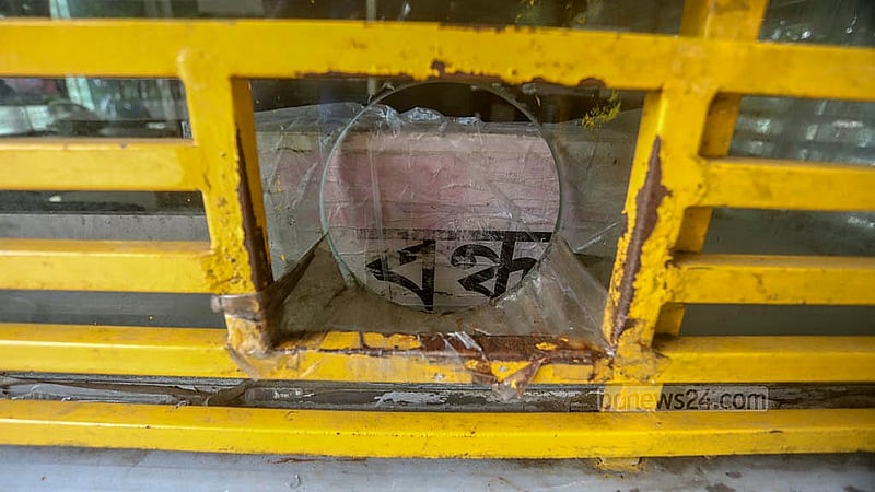 রাজধানীর হাতিরঝিলের এফডিসি ঘাটে ওয়াটার ট্যাক্সির টিকেট কাউন্টার বন্ধ রয়েছে। ছবি: আব্দুল্লাহ আল মমীন