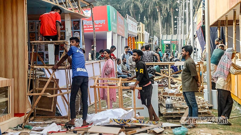 একুশে বইমেলা শুরু হলেও সোহরাওয়ার্দী উদ্যানে এখনো অনেক প্রকাশনা প্রতিষ্ঠানের স্টল তৈরির কাজ চলছে