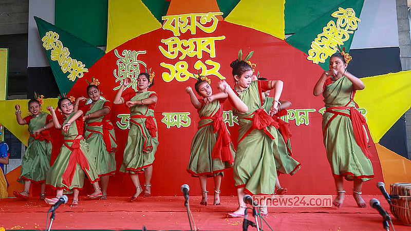 ঢাকার আগারগাঁওয়ে মুক্তিযুদ্ধ জাদুঘর প্রাঙ্গণে শনিবার বসন্ত উৎসবে নিত্য পরিবেশ করে শিশু শিল্পীরা।