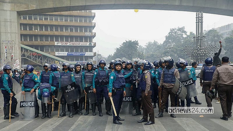 এনইআইআর বাতিলের দাবিতে আন্দোলনরত মোবাইল হ্যান্ডসেট ব্যবসায়ীরা রোববার রাজধানীর কারওয়ান বাজারে সড়ক অবরোধের চেষ্টা করলে আইনশৃঙ্খলা বাহিনী সেখানে অবস্থান নেয়। ছবি: আব্দুল্লাহ আল মমীন