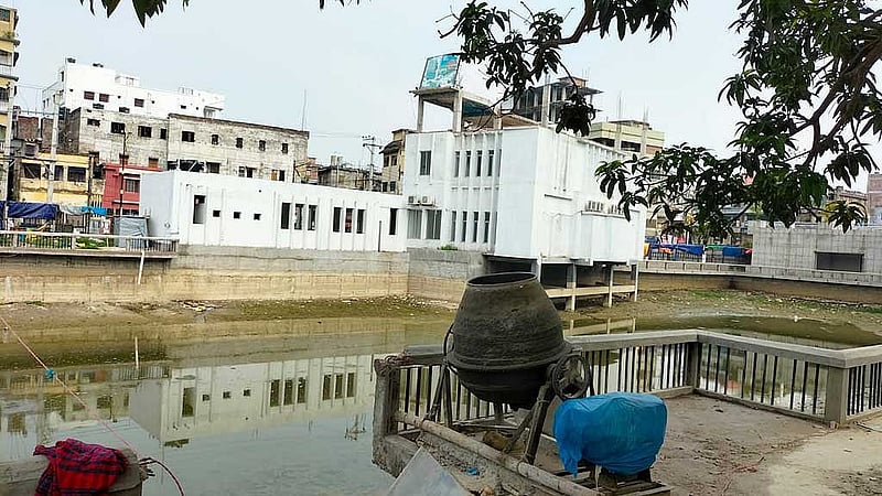 চারদিক থেকে কংক্রিটের উন্নয়ন গ্রাস করছে সোনাদীঘিকে