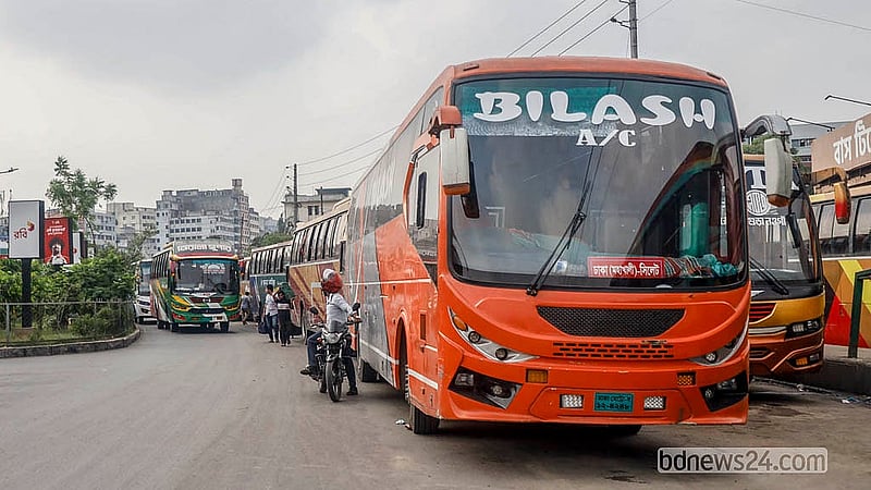 মহাখালী বাস টার্মিনালের সামনে তিন লেইন সড়কের দুই লেইন দখল করে রেখেছে বাস। এক লেইন দিয়ে যানবাহন চলাচলে তৈরি হচ্ছে যানজট