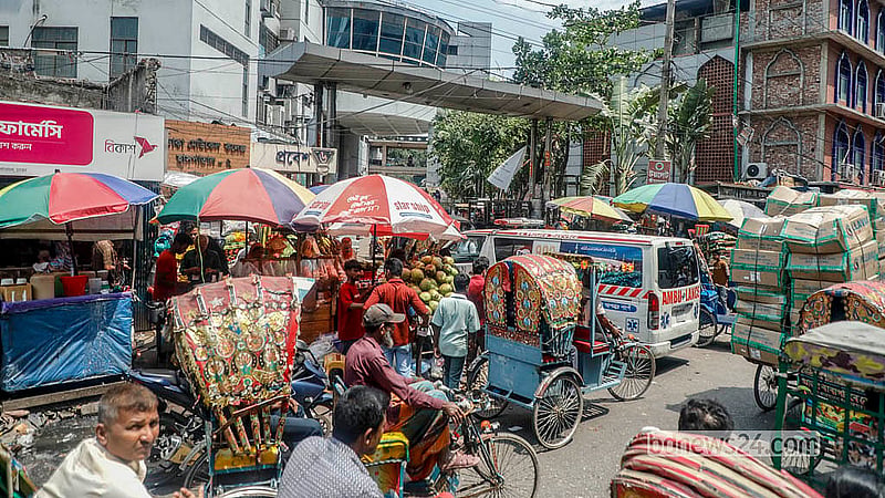 ঢাকা মেডিকেল কলেজ হাসপাতাল এলাকায় অভিযান চালিয়ে ফুটপাত উন্মুক্ত করা হলেও আবারও সেখানে আগের অবস্থা ফিরেছে। রাস্তা ও ফুটপাত দখল করে ফের বসে গেছে দোকানপাট