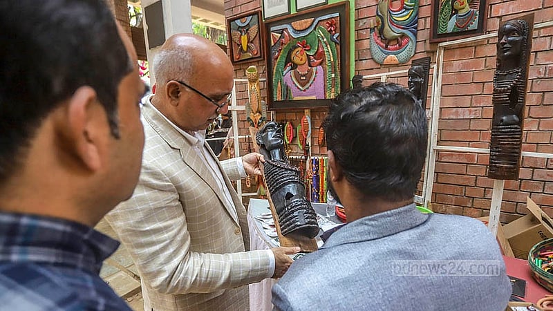 ঢাকা বিশ্ববিদ্যালয়ের চারুকলায় জয়নুল উৎসব ঘুরে পছন্দের পণ্য কিনছেন দর্শনার্থীরা। ছবি: আব্দুল্লাহ আল মমীন