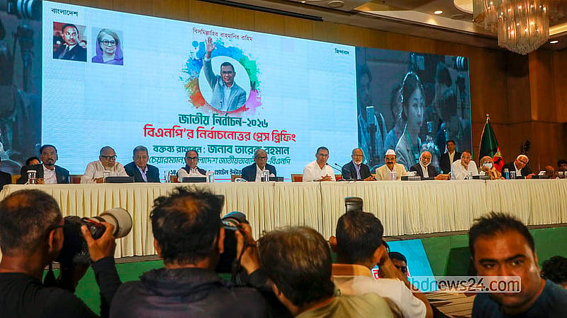 নির্বাচনে বিএনপি নিরঙ্কুশ জয় লাভ করার পর শনিবার ঢাকার হোটেল ইন্টারকন্টিনেন্টালে সংবাদ সম্মেলনে দলের চেয়ারম্যান তারেক রহমানসহ কেন্দ্রীয় নেতারা। ছবি: আব্দুল্লাহ আল মমীন