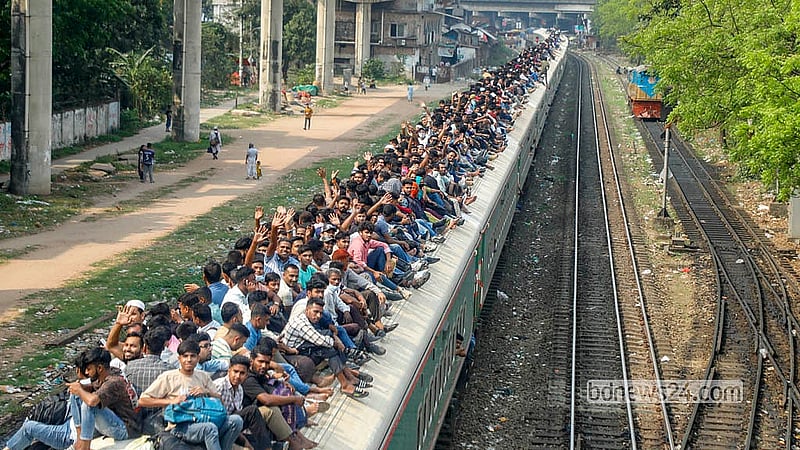 কমলাপুর রেল স্টেশন থেকে বুধবার রাজশাহীর পথে ছেড়ে যাওয়া সিল্কসিটি এক্সপ্রেস ট্রেনের ছাদে যাত্রীদের উপচে পড়া ভিড় দেখা যায়