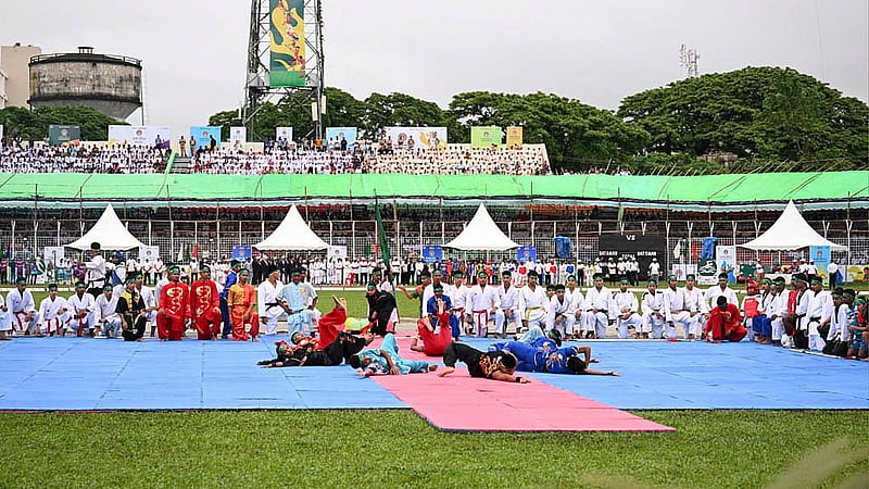 সিলেট স্টেডিয়ামে শনিবার নতুন কুঁড়ি স্পোর্টস-২০২৬- এর উদ্বোধনী অনুষ্ঠানে শারীরিক কসরৎ প্রদর্শন করেন বিকেএসপির শিক্ষার্থীরা